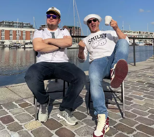 Männer, die aufs Wasser starren!